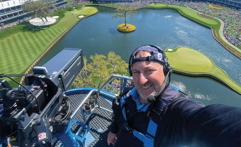 Áhættustarfið uppi í fjörutíu metrum að mynda golf