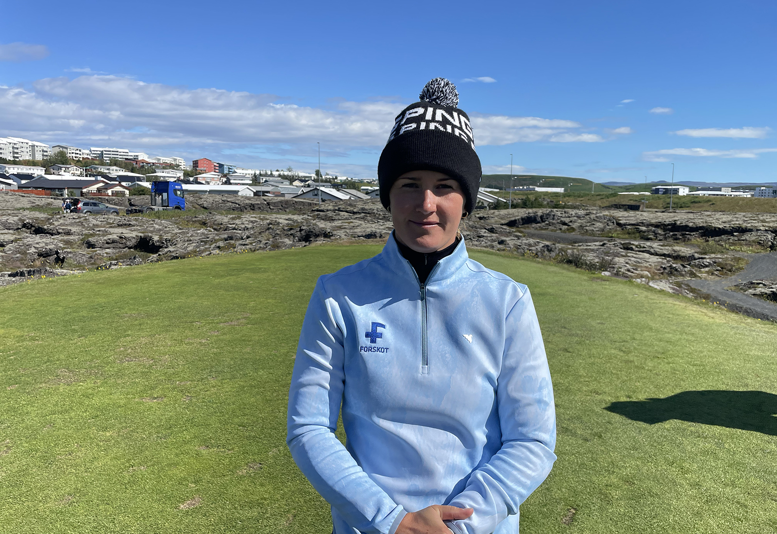 Guðrún Brá Björgvinsdóttir úr Keili leyfði Kylfingi að labba sjöundu holuna með sér