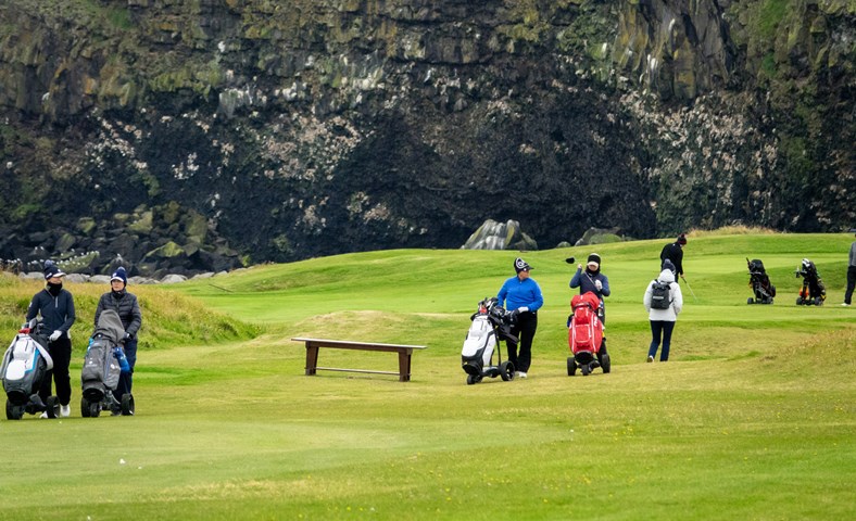 Litlu fleiri vilja breyta röðun brauta á Hólmsvelli til fyrra horfs