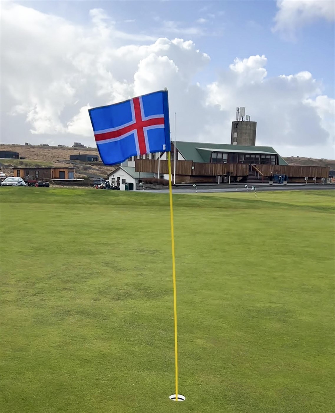 Íslenski fáninn á 18. flöt á Öndverðarnesvelli